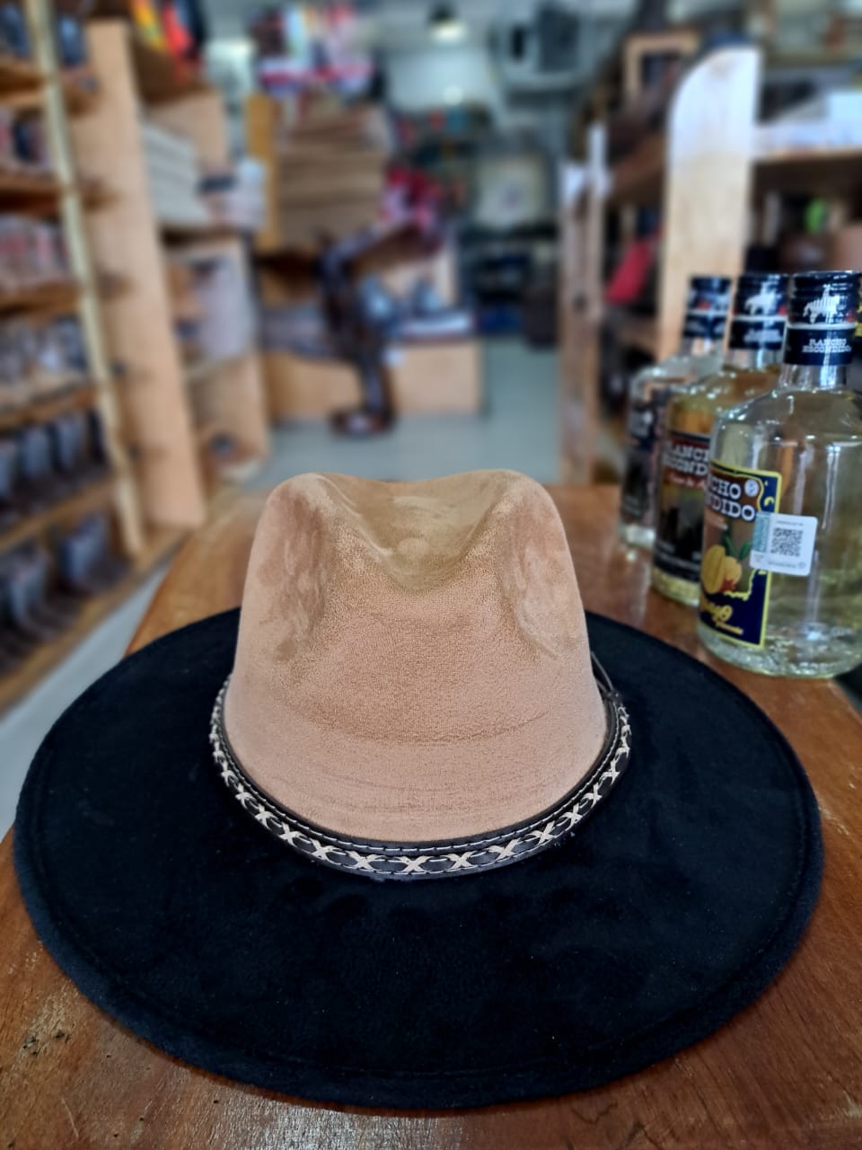 SOMBRERO GAMUZA BICOLOR BEIGE/ NEGRO