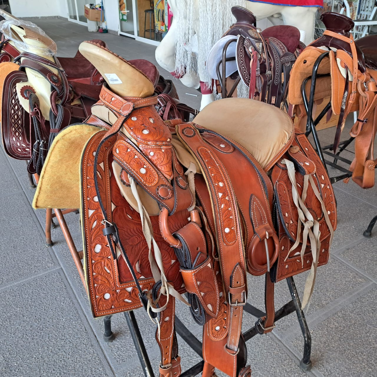 Montura cincelada