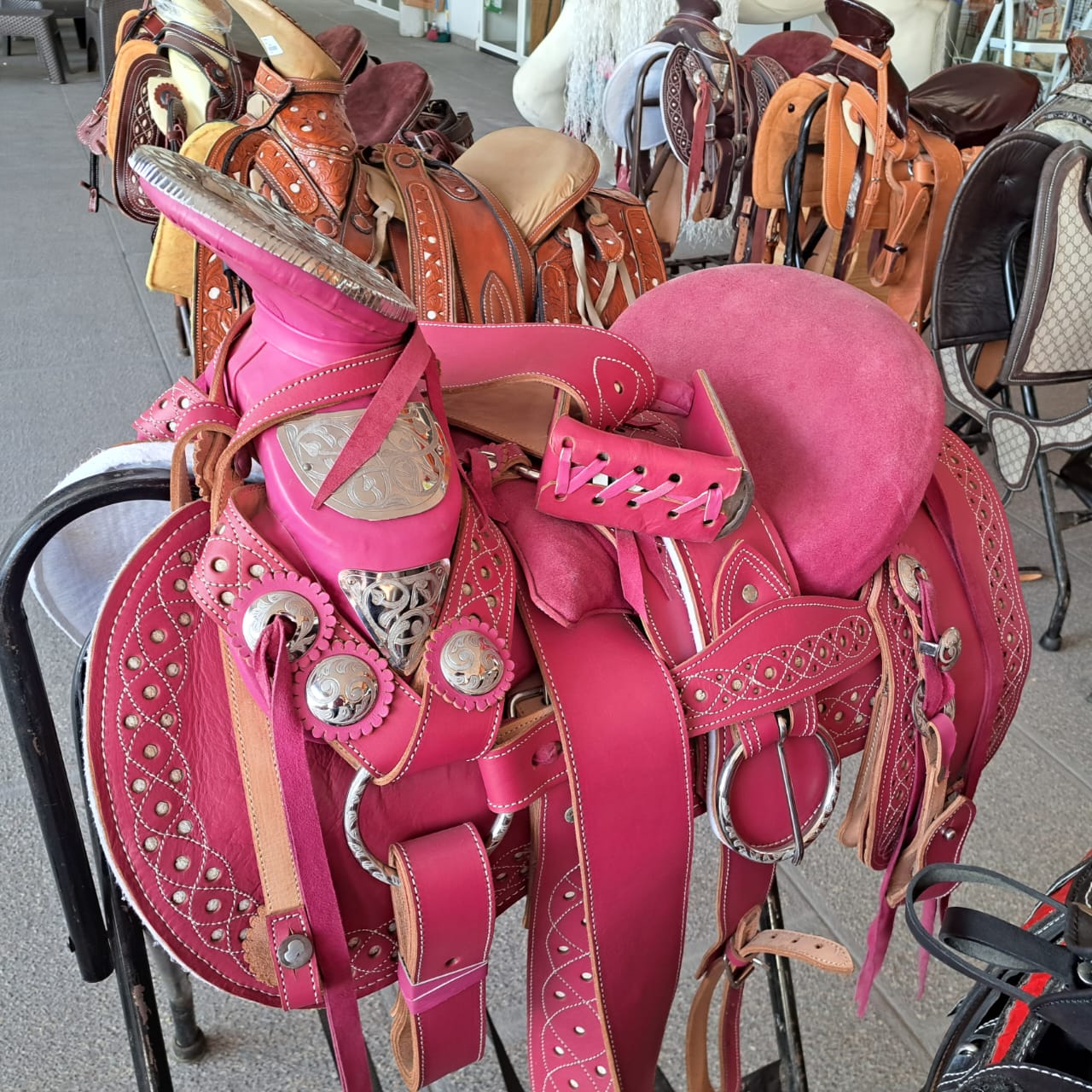 Montura herraje completo piel de res color rosa