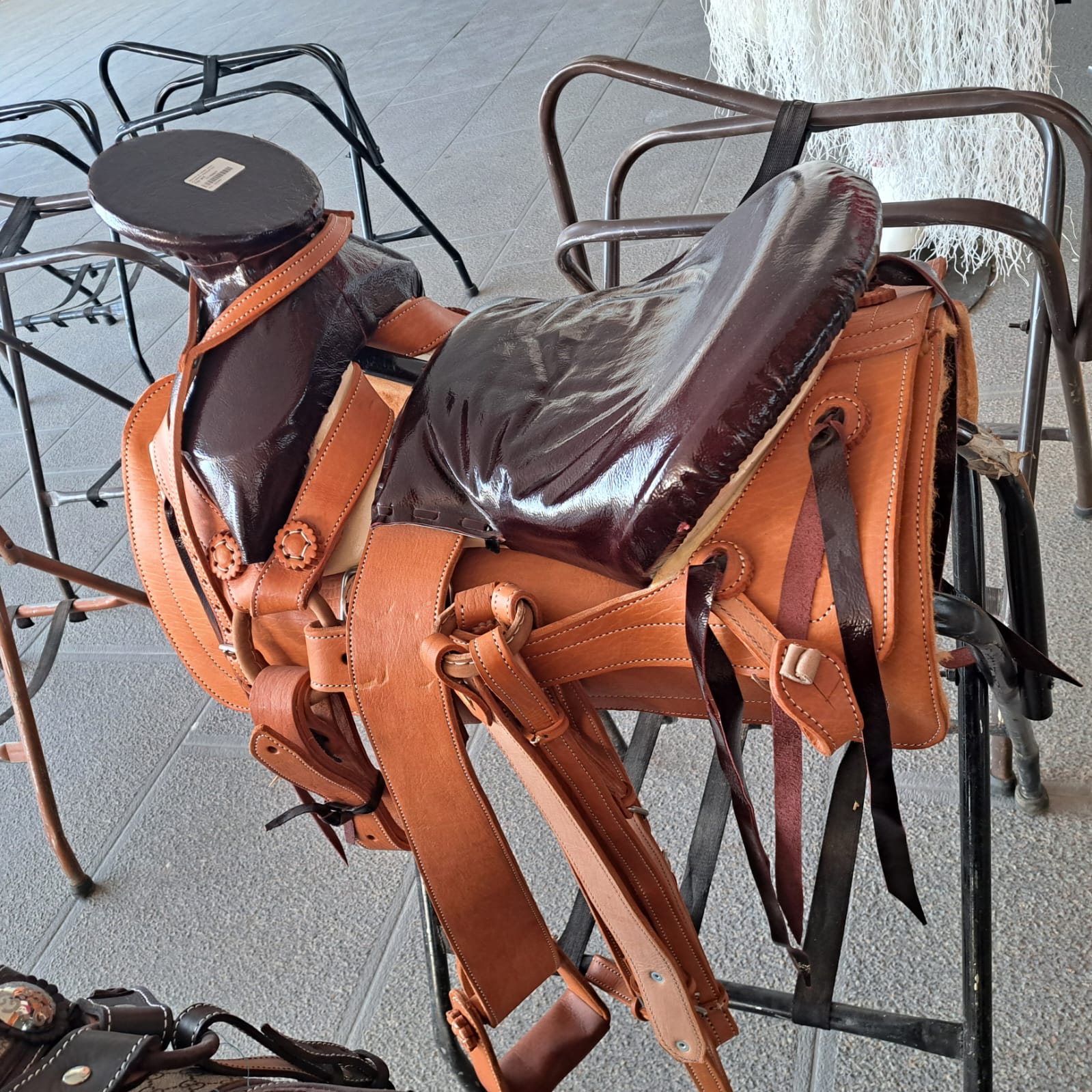 Montura de trabajo naranja y asiento manzana vino