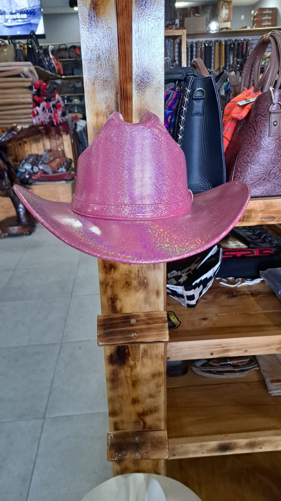 SOMBRERO VINIPIEL BRILLOSO PERLA ROSA