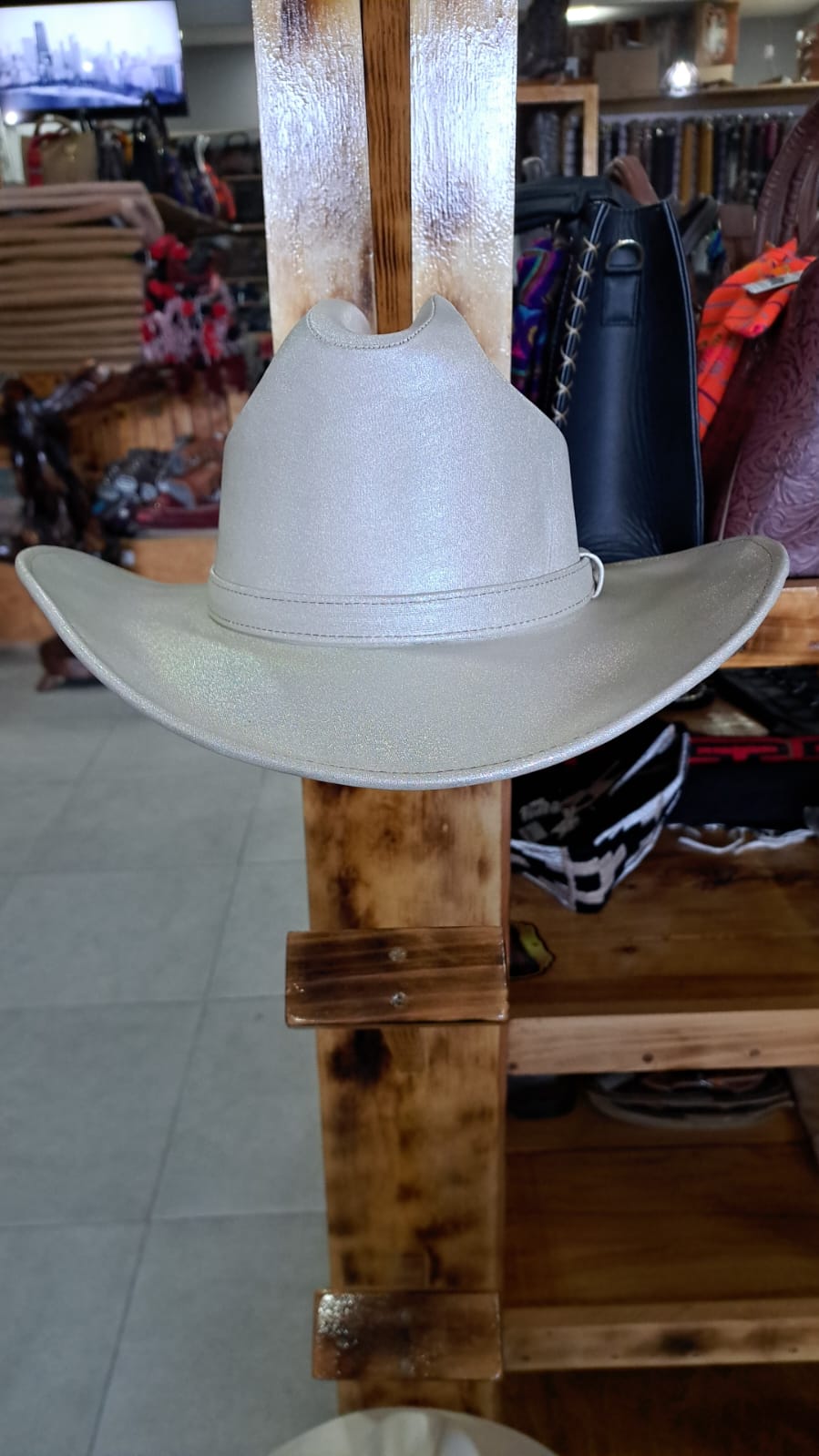 SOMBRERO VINIPIEL BRILLOSO PERLA