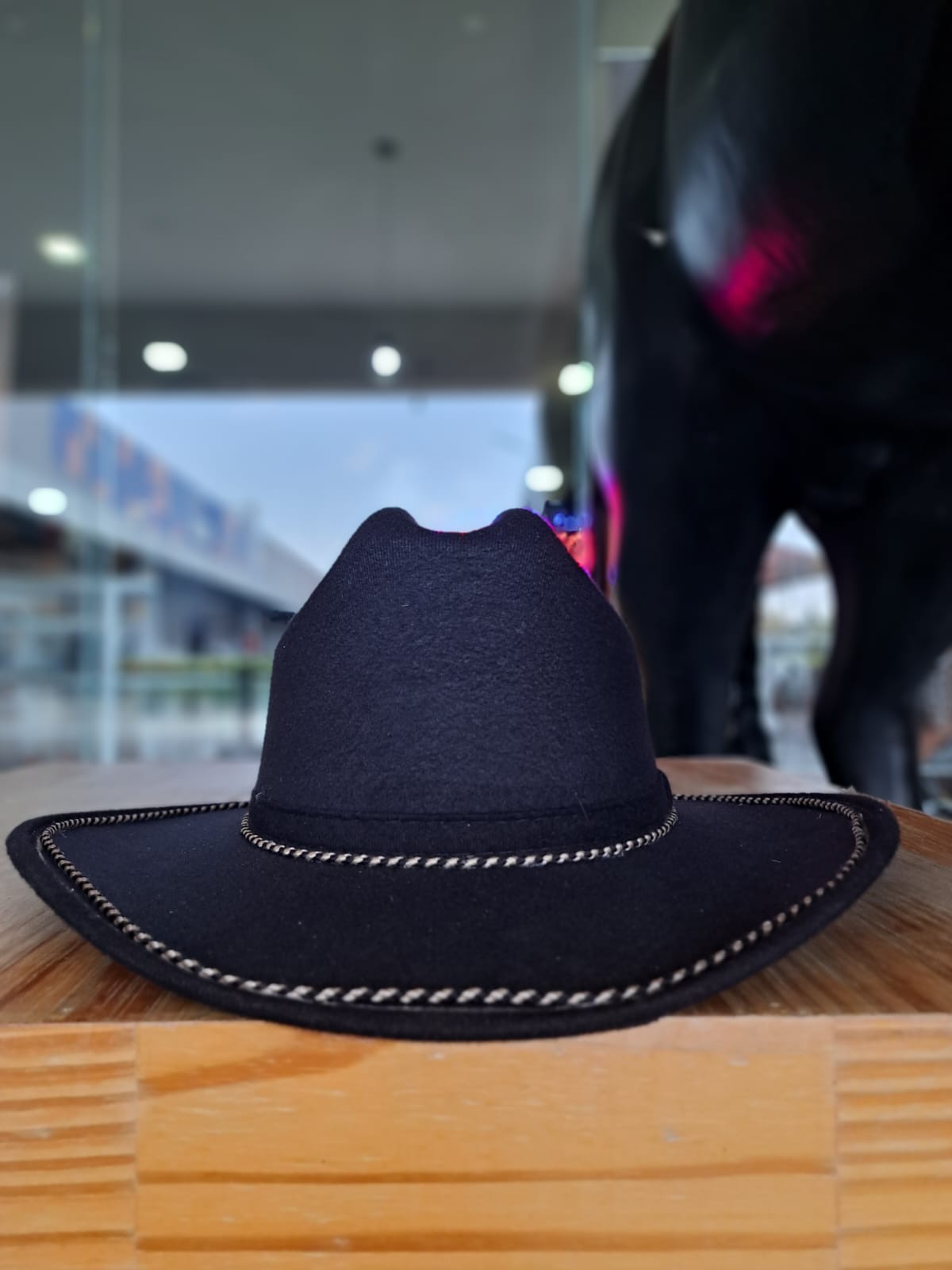 SOMBRERO LONA PARCHE BORDADO COLOR NEGRO