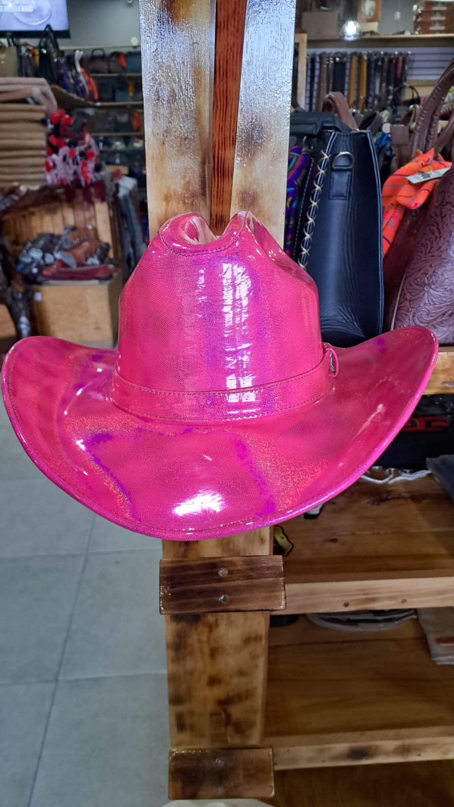 SOMBRERO VINIPIEL BRILLOSO FUCSIA