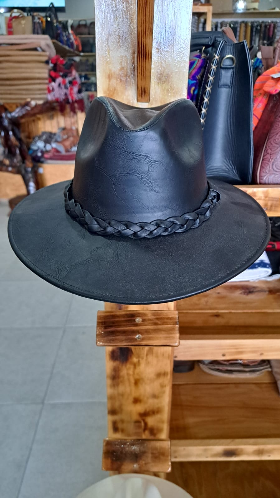 SOMBRERO EXPLORER VINIPIEL  NEGRO