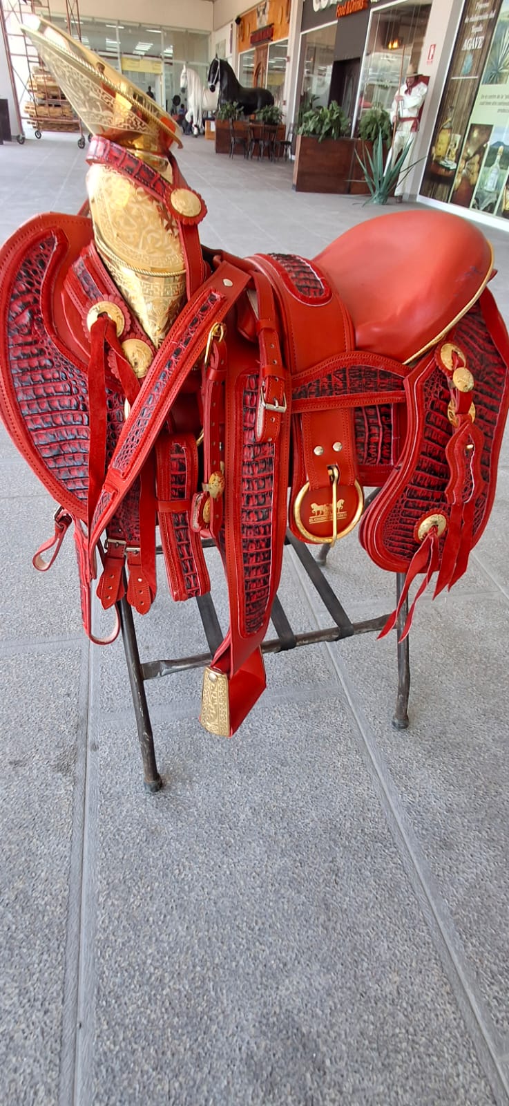 MONTURA ROJA COCODRILO BLACK CHERRY FUSTE Y HERRAJES CHAPEADOS