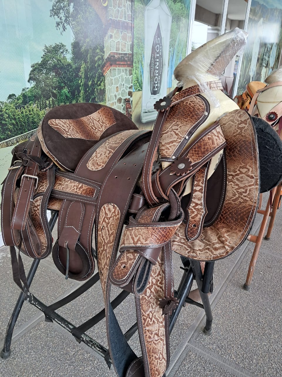 Montura cola de pato/ grabado sintetico de serpiente color café