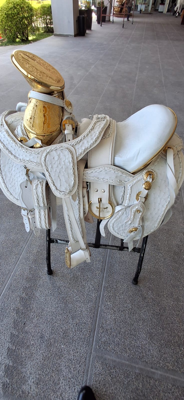 MONTURA BLANCA AVESTRUZ TRENZADA FUSTE Y HERRAJES CHAPEADOS