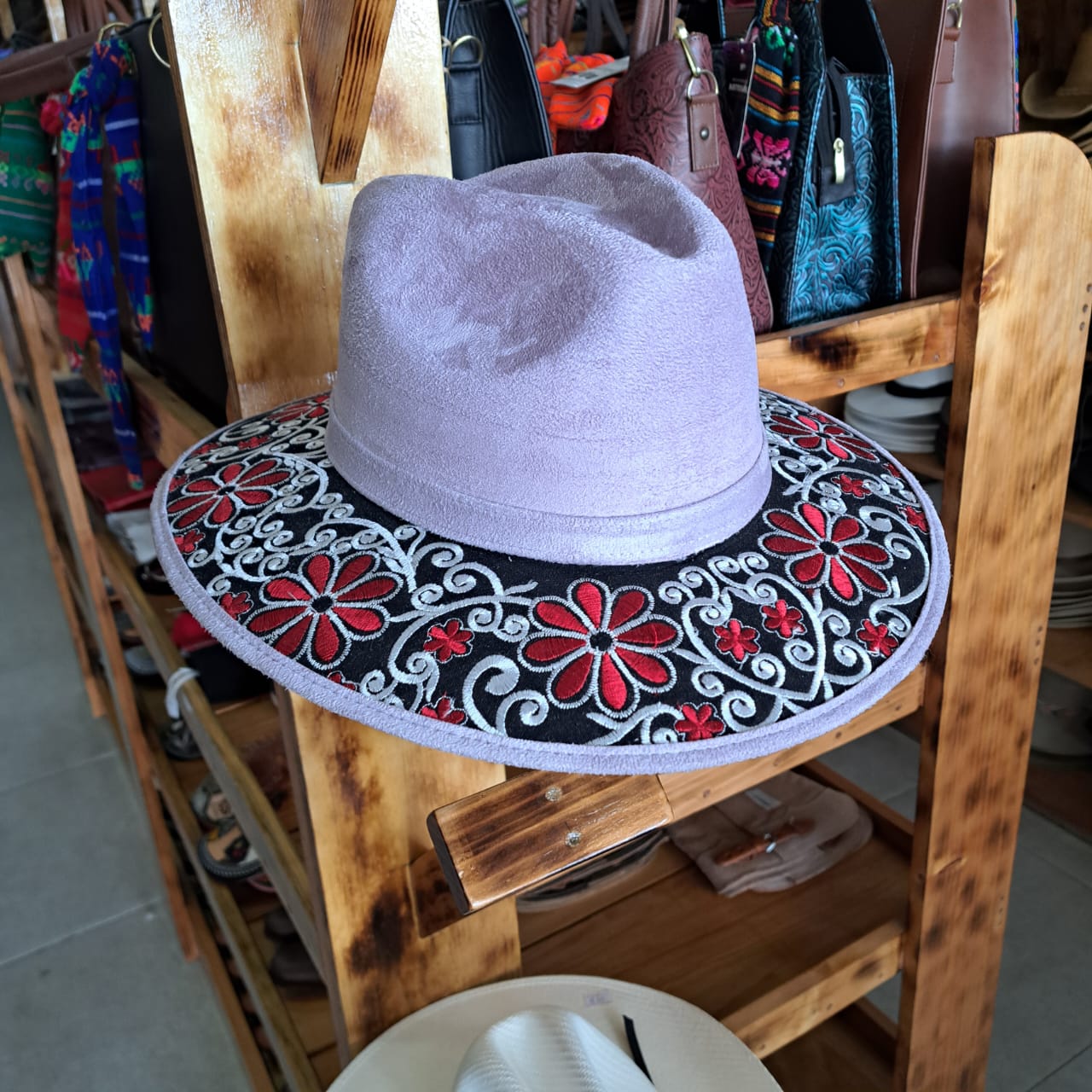 SOMBRERO Bordado gamuza EXPLORER DISEÑO  LILA VARIEDAD