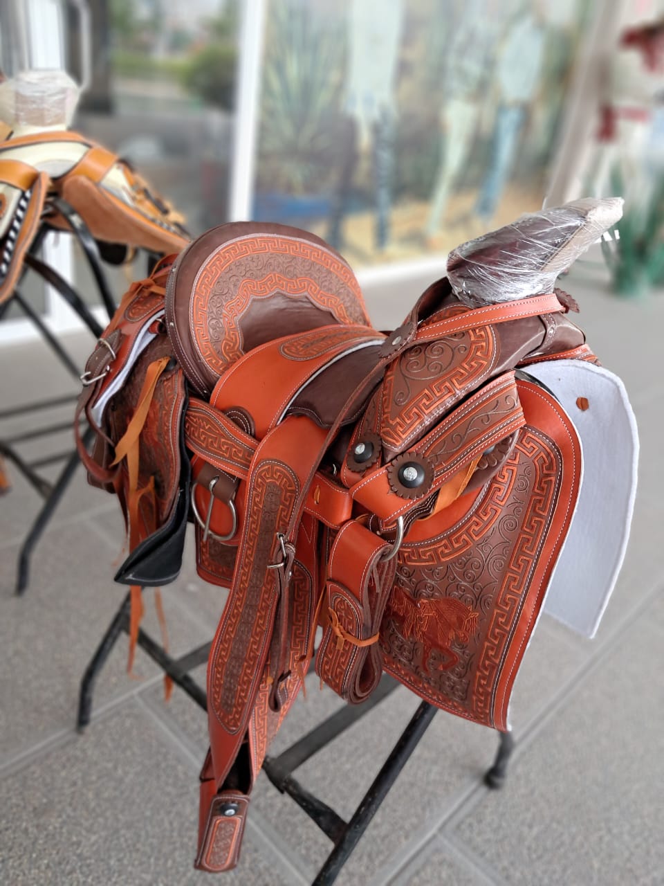 Montura cuadrada/ asiento forrado bordado en hilo café con naranja /fuste café