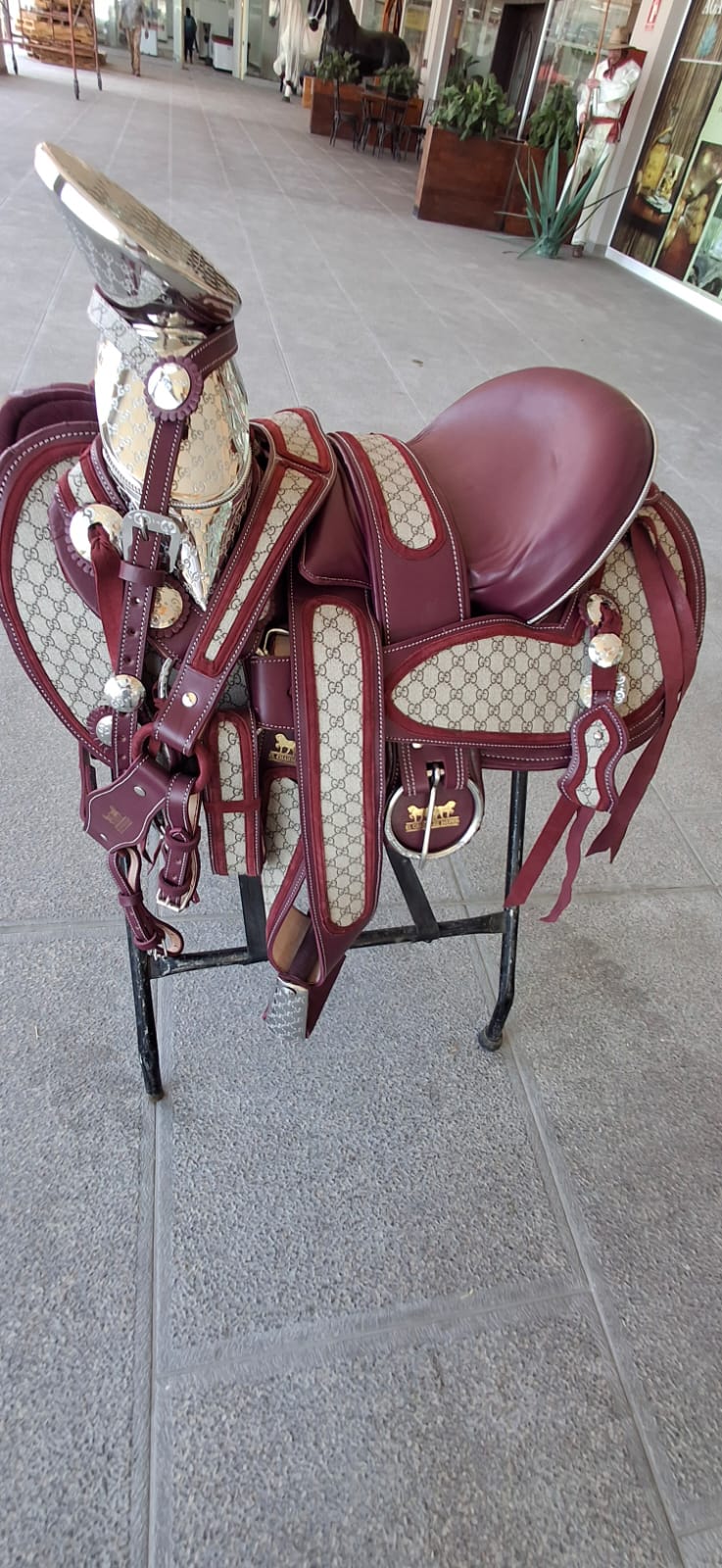 MONTURA GUCCI COLOR VINO FUSTE DE ACERO Y HERRAJES