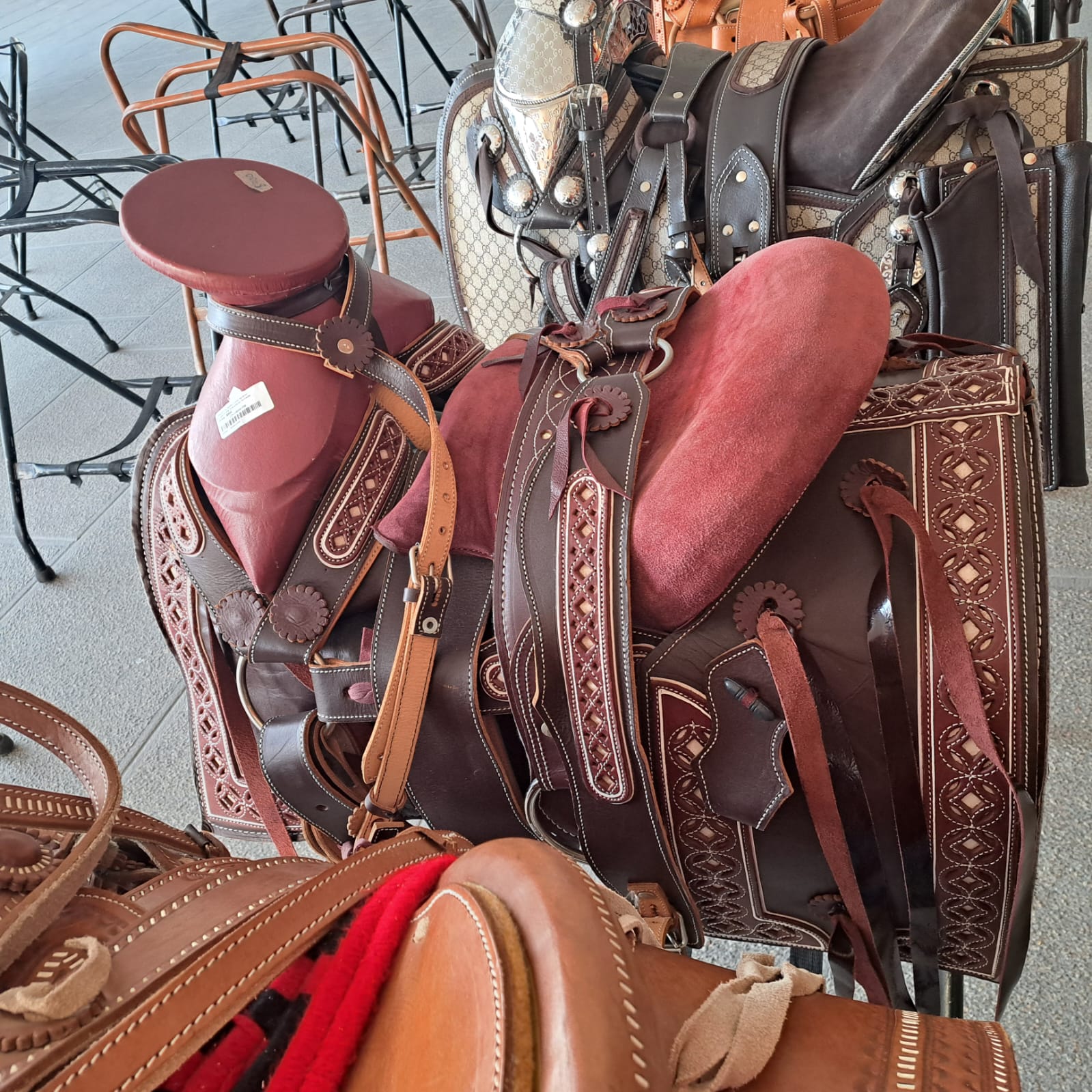 Montura color vino aciento gamuza manzana forrada