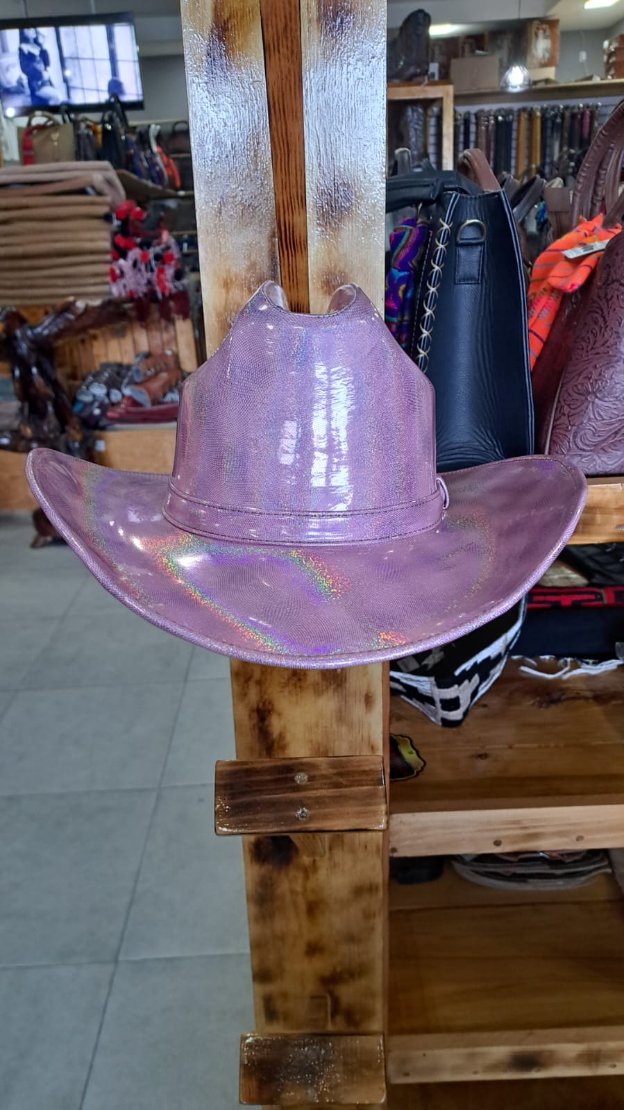 SOMBRERO VINIPIEL BRILLOSO LILA