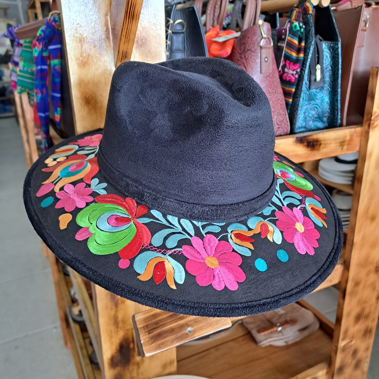 SOMBRERO Bordado gamuza EXPLORER DISEÑO FLORES COLOR NEGRO