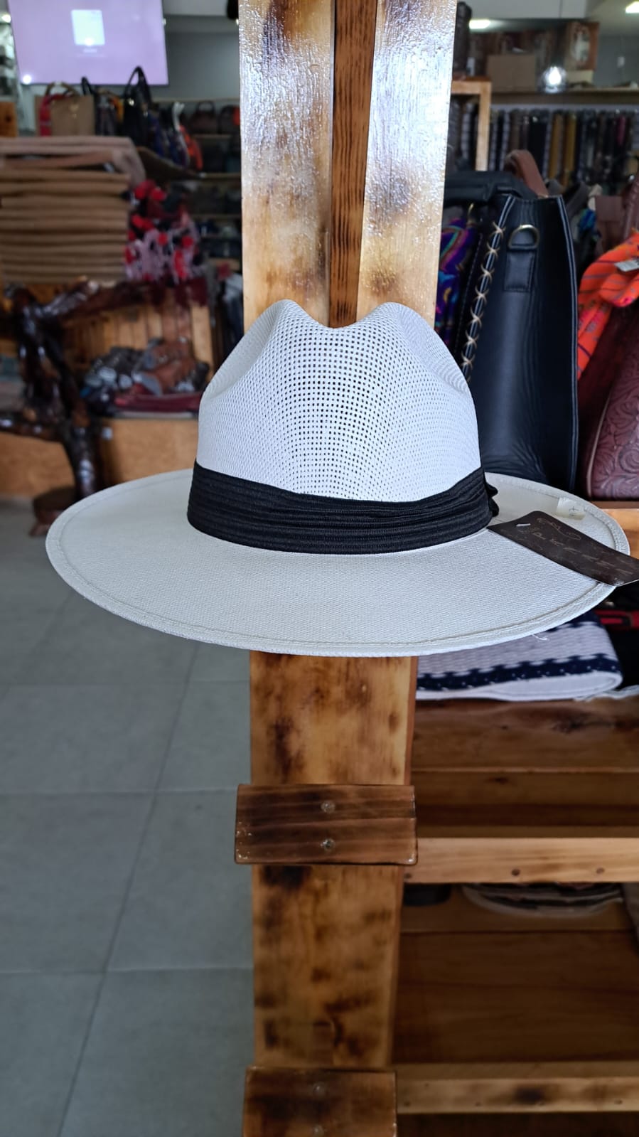 SOMBRERO ESTILO PANAMEÑO BLANCO