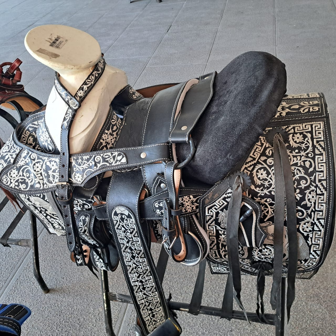 Montura charra cola de pato asiento de cuero forrada en gamuza
