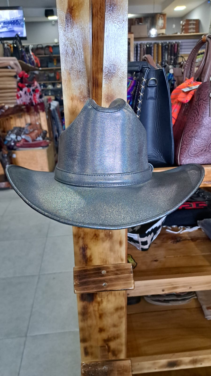 SOMBRERO VINIPIEL BRILLOSO GRIS