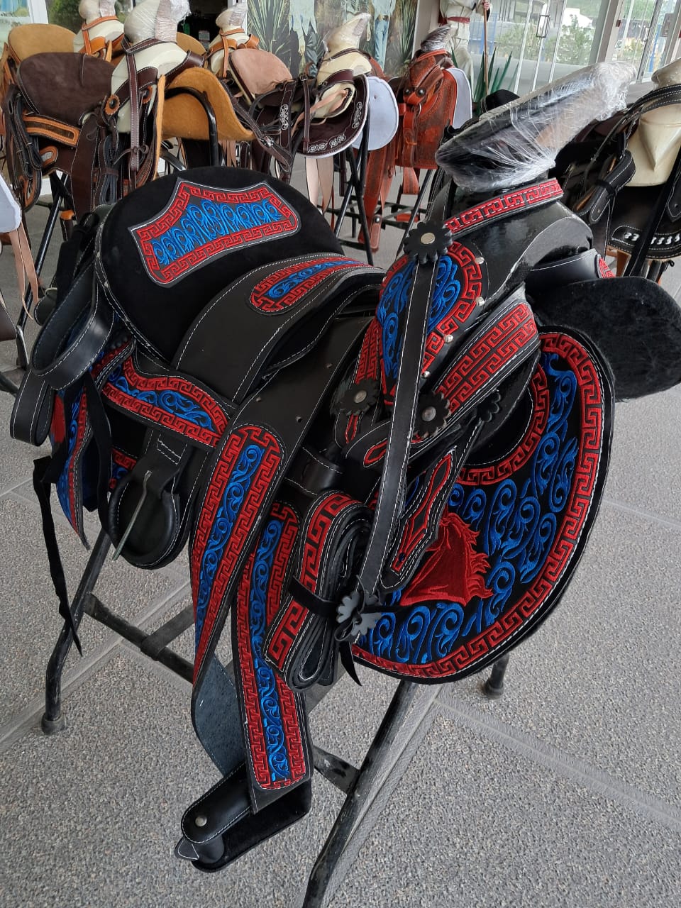 Montura cola de pato/ bordado en hilo negro con azul / fuste negro