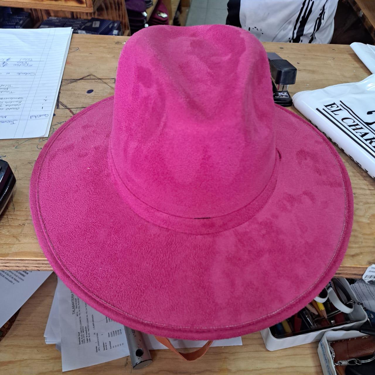 SOMBRERO EXPLORER GAMUZA MORADO