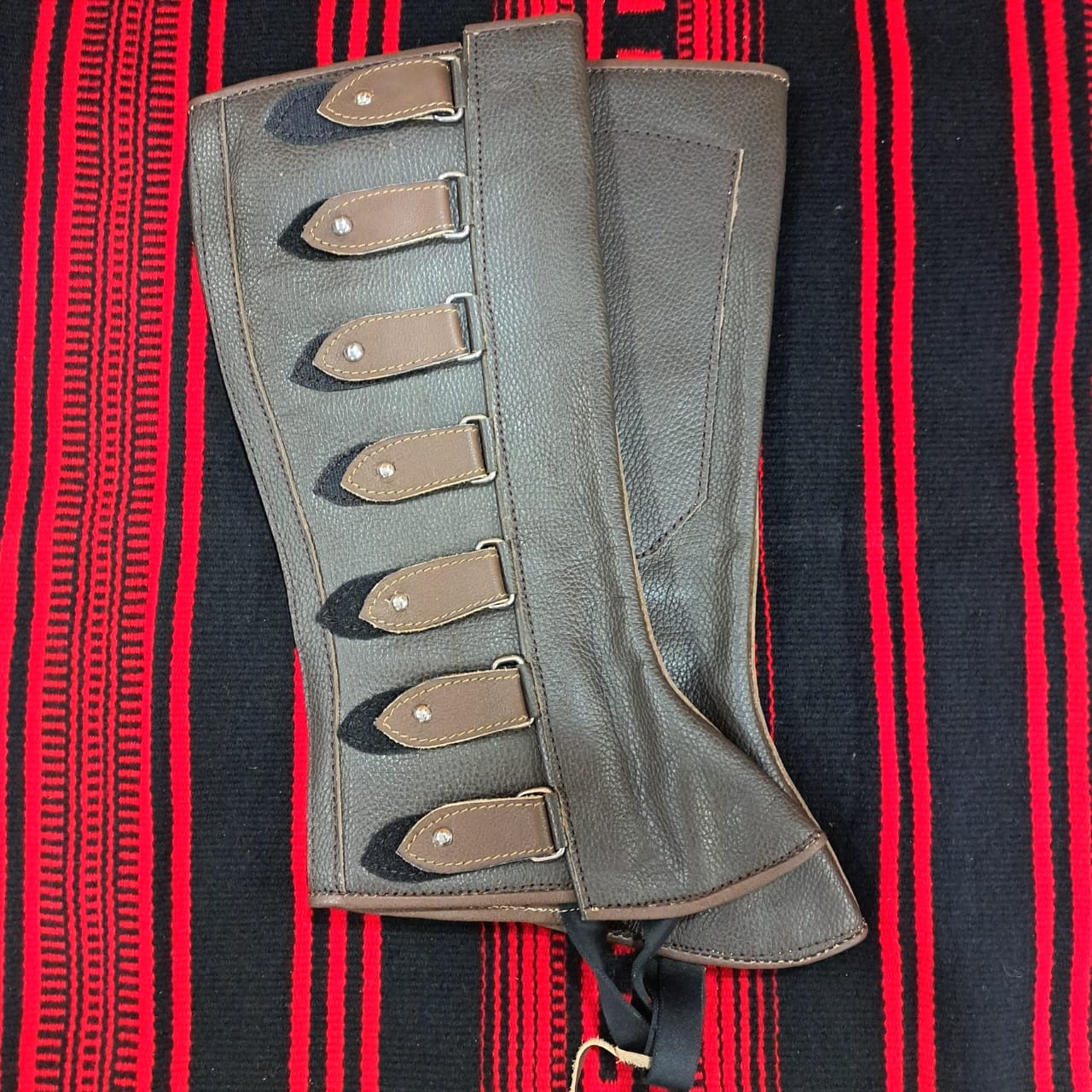 POLAINA DE CUERO CON BOTON