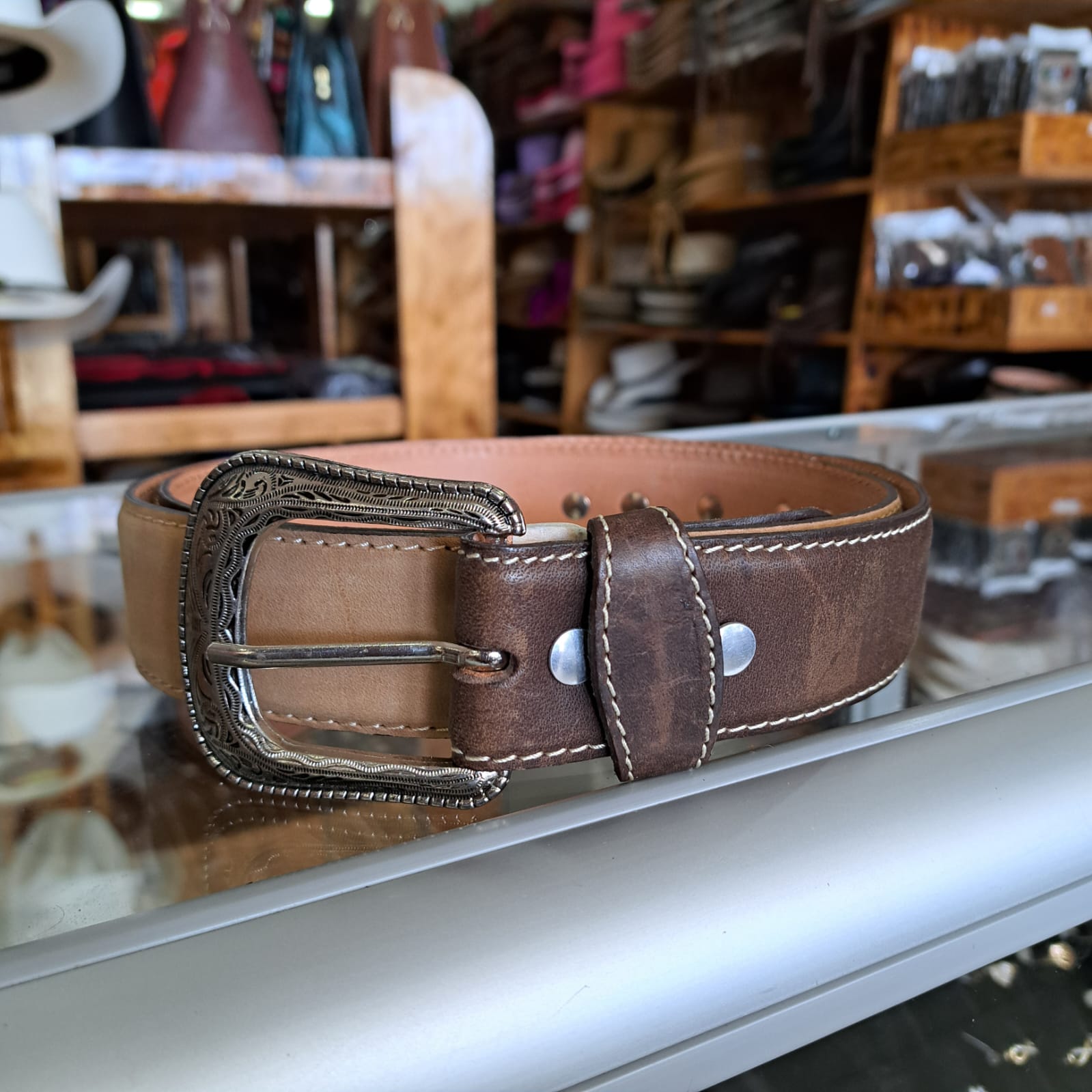 CINTURON Vaqueta con estoperoles sheriff BEIGE