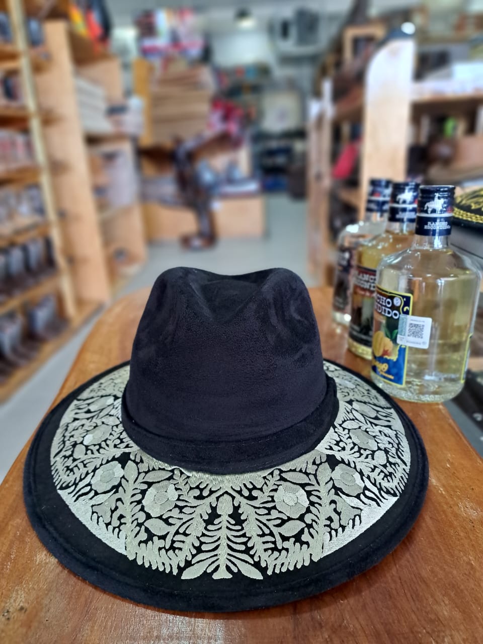 SOMBRERO Bordado gamuza EXPLORER DISEÑO  FLOR CHARRO COLOR NEGRO