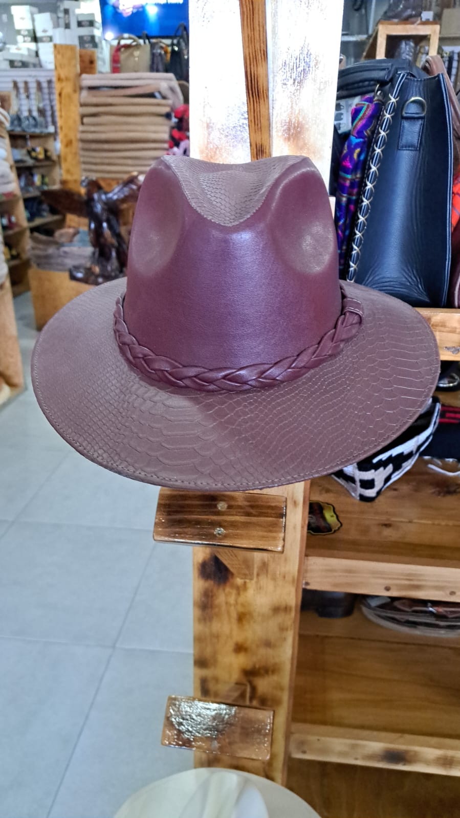 SOMBRERO VINIPIEL GRABADO EXPLORER VINO