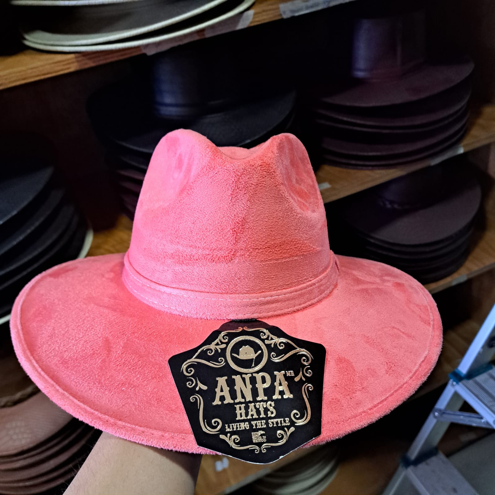 SOMBRERO EXPLORER GAMUZA ROSA