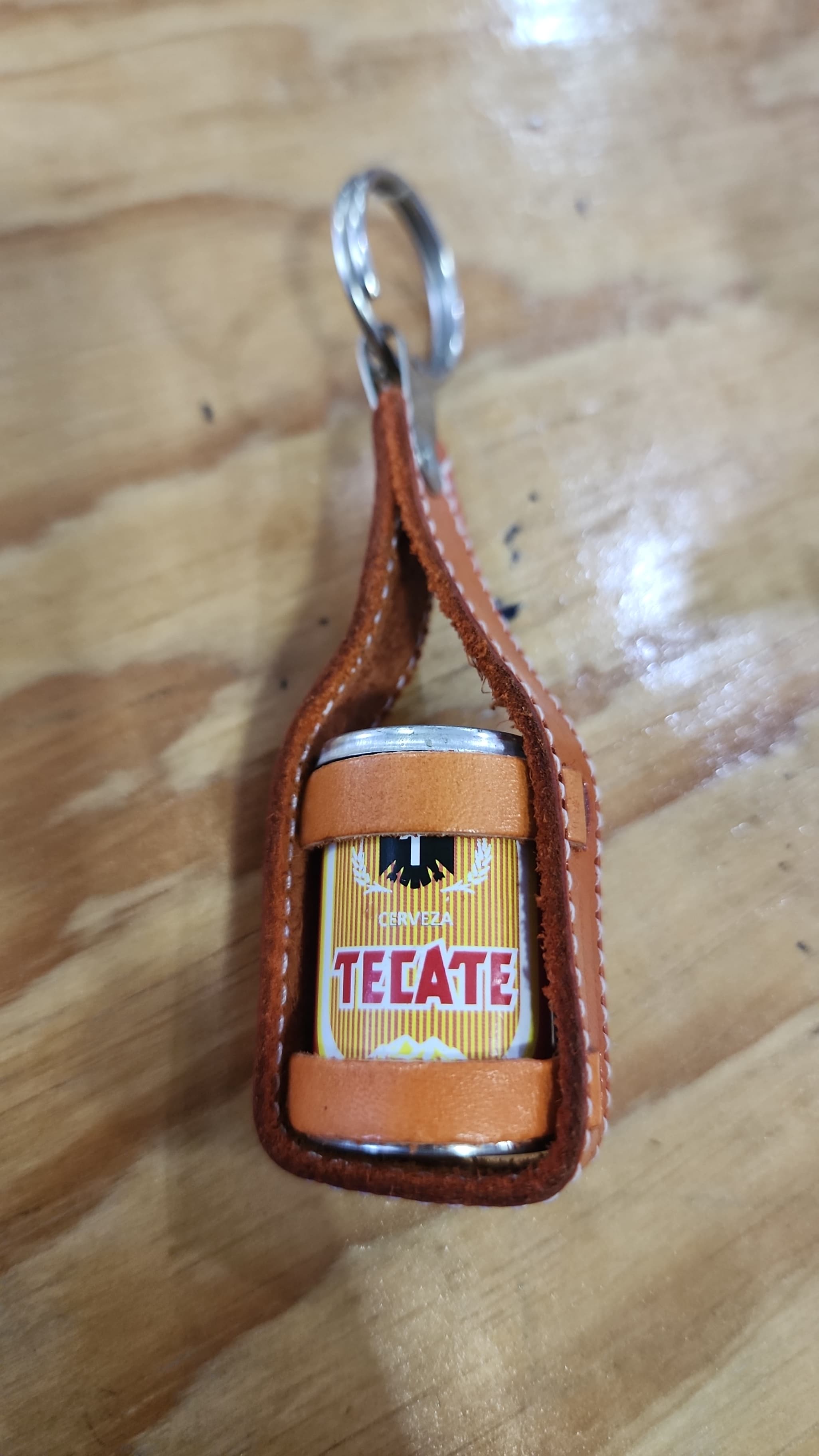 LLAVERO DE CUERO CON LATA