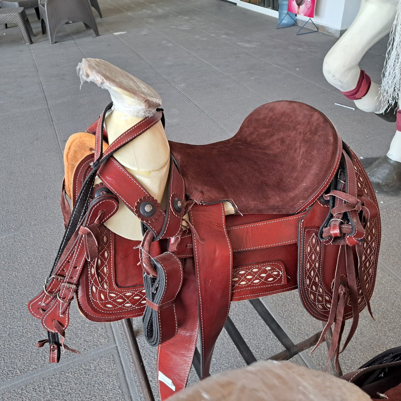 Montura de trabajo asiento forrado gamuza vino