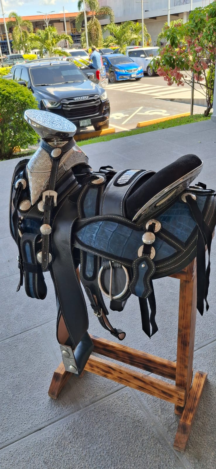 MONTURA AZUL MORELETI COCODRILO FUSTE DE ACERO Y HERRAJES