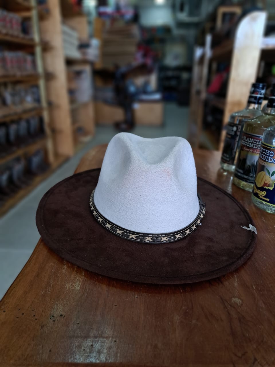 SOMBRERO GAMUZA BICOLOR BLANCO/CHOCO