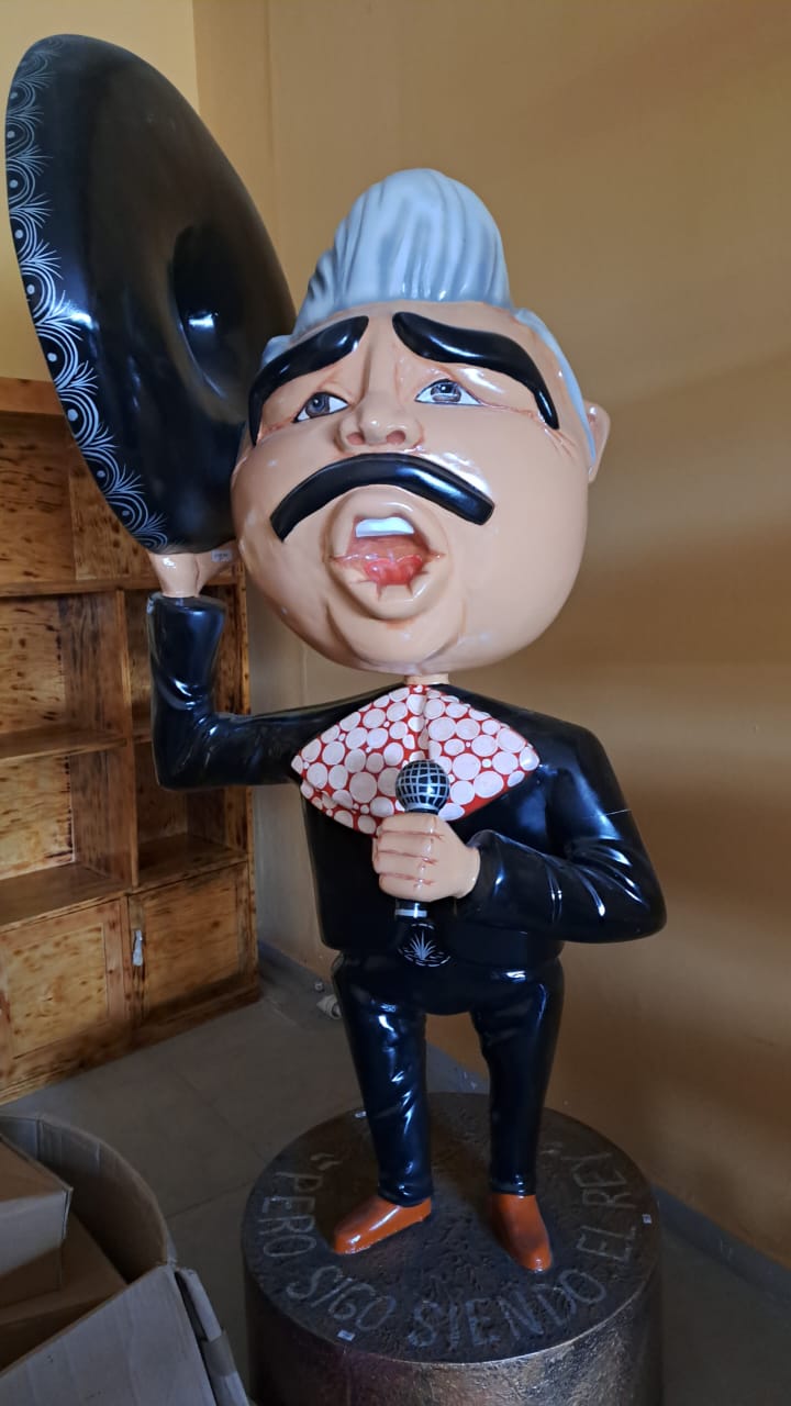 FIGURA ARTESNAL VICENTE FERNANDEZ