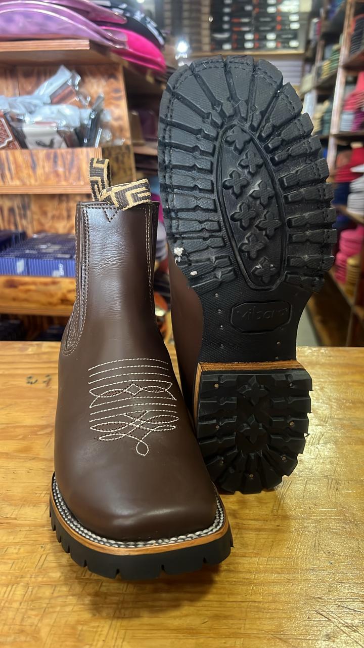 BOTIN TRACTOR CHOCO LISO