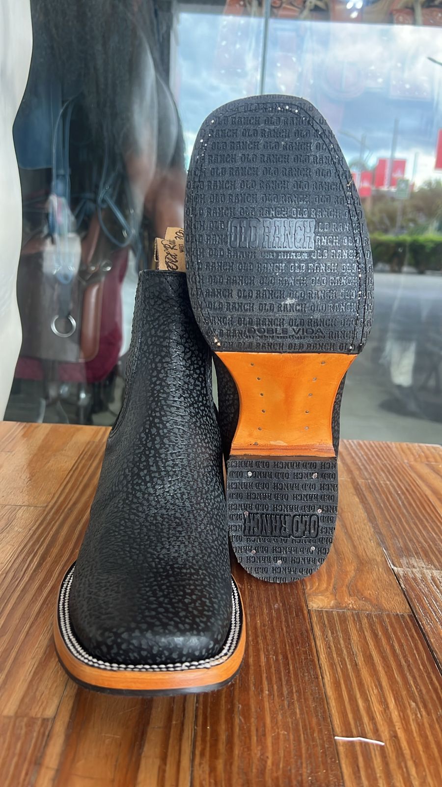 BOTIN CUELLO DE TORO NEGRO