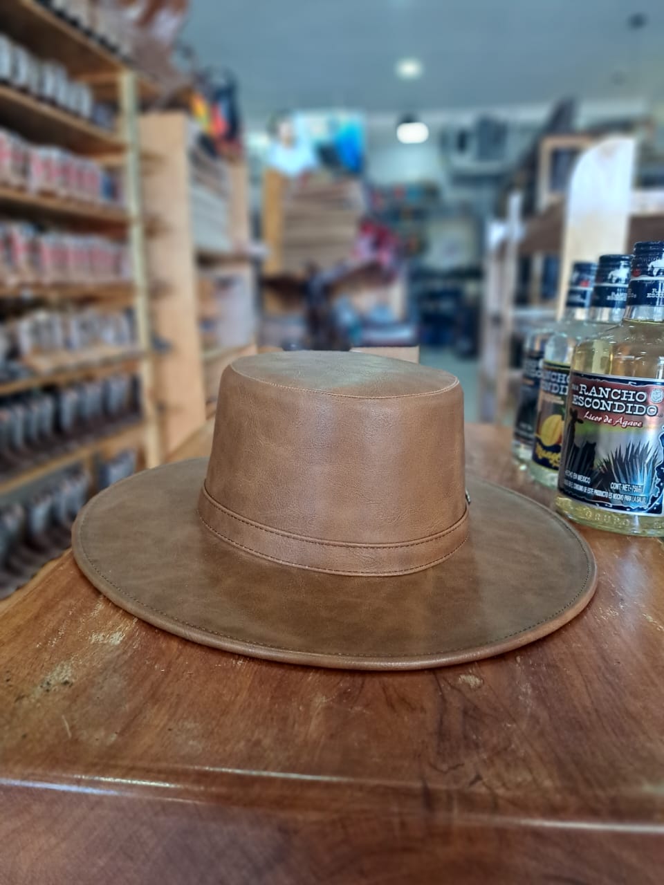 SOMBRERO VINIPIEL LISO CORDOBE MIEL