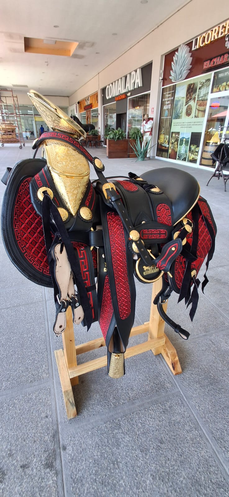 MONTURA NEGRA ADORNOS BORDADOS EN ROJO FUSTE Y HERRAJES CHAPEADOS