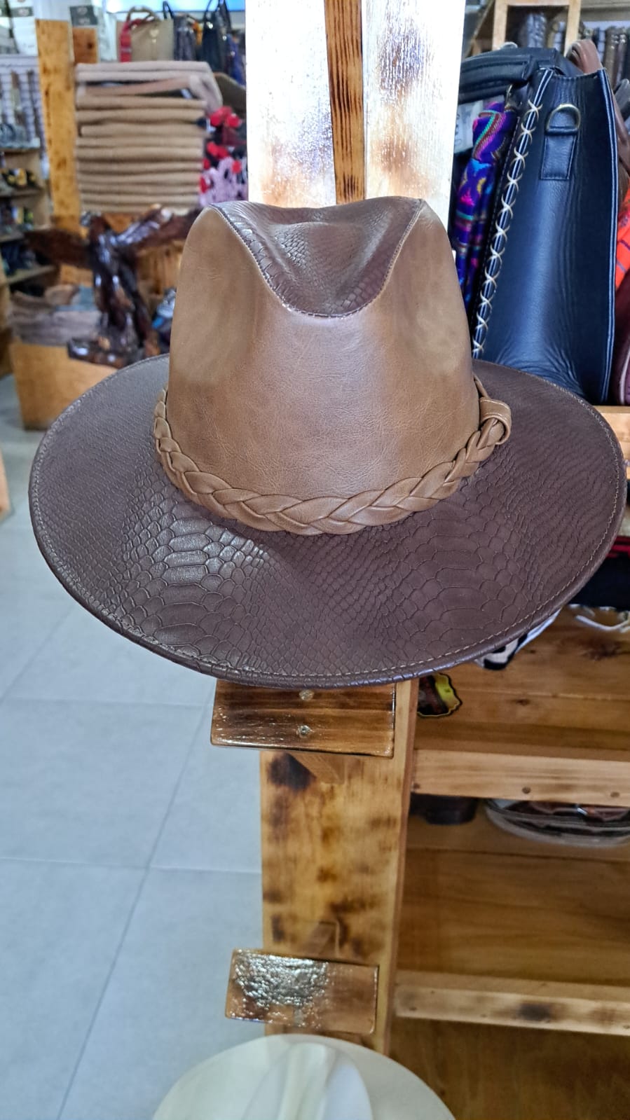 SOMBRERO VINIPIEL GRABADO EXPLORER TABACO