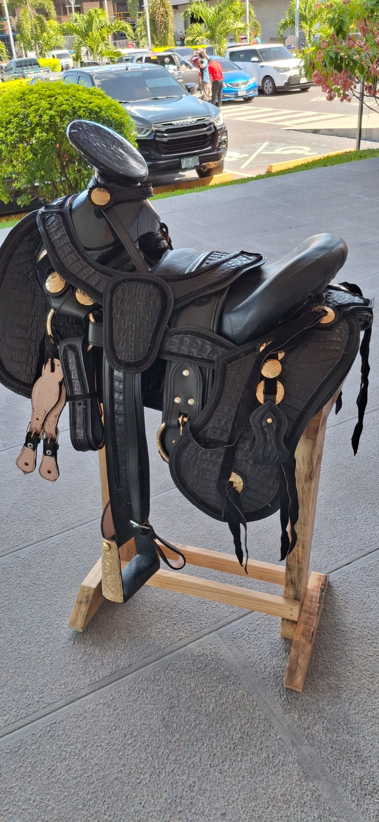 MONTURA NEGRA COCODRILO FUSTE PINTADO HERRAJES CHAPEADOS