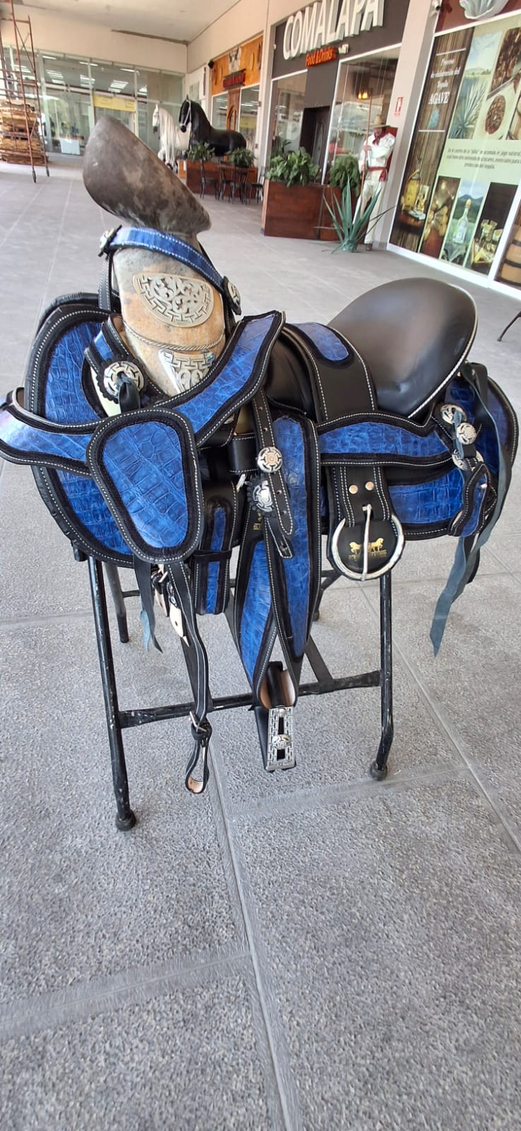 MONTURA AZUL COCODRILO TESTICULOS DE TORO MEDIO FUSTE DE ACERO Y HERRAJES